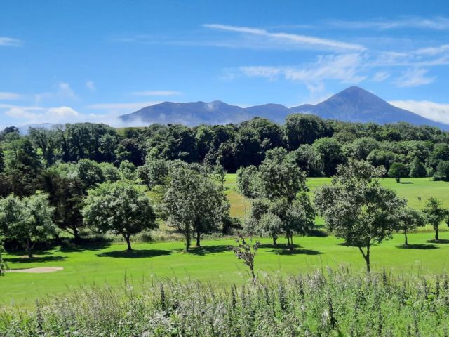 Located just a short 3 minute drive from @westportgc, Woodside Lodge is the perfect place to stay if visiting Westport to play golf. ⛳️ 

Westport Golf Club is one of Ireland’s finest parkland courses. A highly regarded championship venue, it’s set in the scenic shores of Clew Bay with breathtaking views of Croagh Patrick ⛰ 🌊